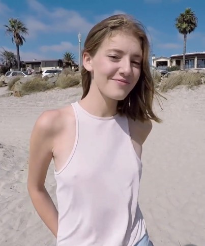 เจอริมหาดซัดริมเตียง Lena Anderson – Teen POV pussy play in public