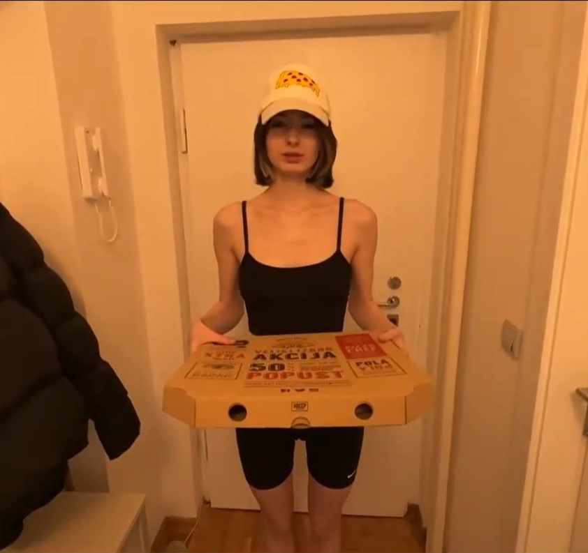 Pornฝรั่ง Cutie Kim ส่งพิซซ่าหน้าห้องแต่ร้องลั่น Sexy delivery girl ate my pizza